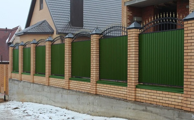 Кирпичные столбы с металлическими пролетами