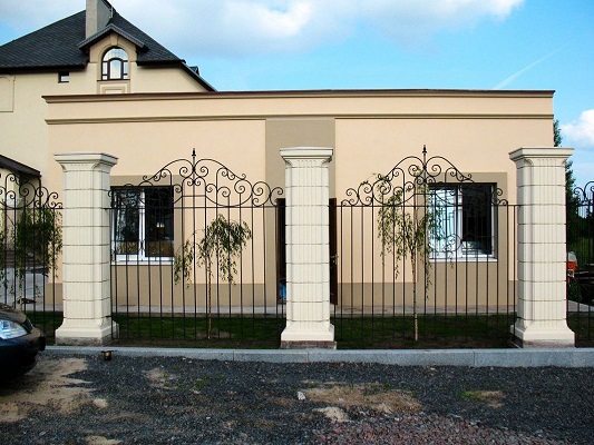 Комбинированный забор (металл + камень)